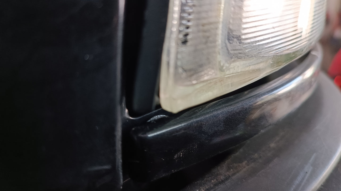 Audi 80 90 B3 B4 Scheinwerferleiste Blende Tülle Halter 431853548