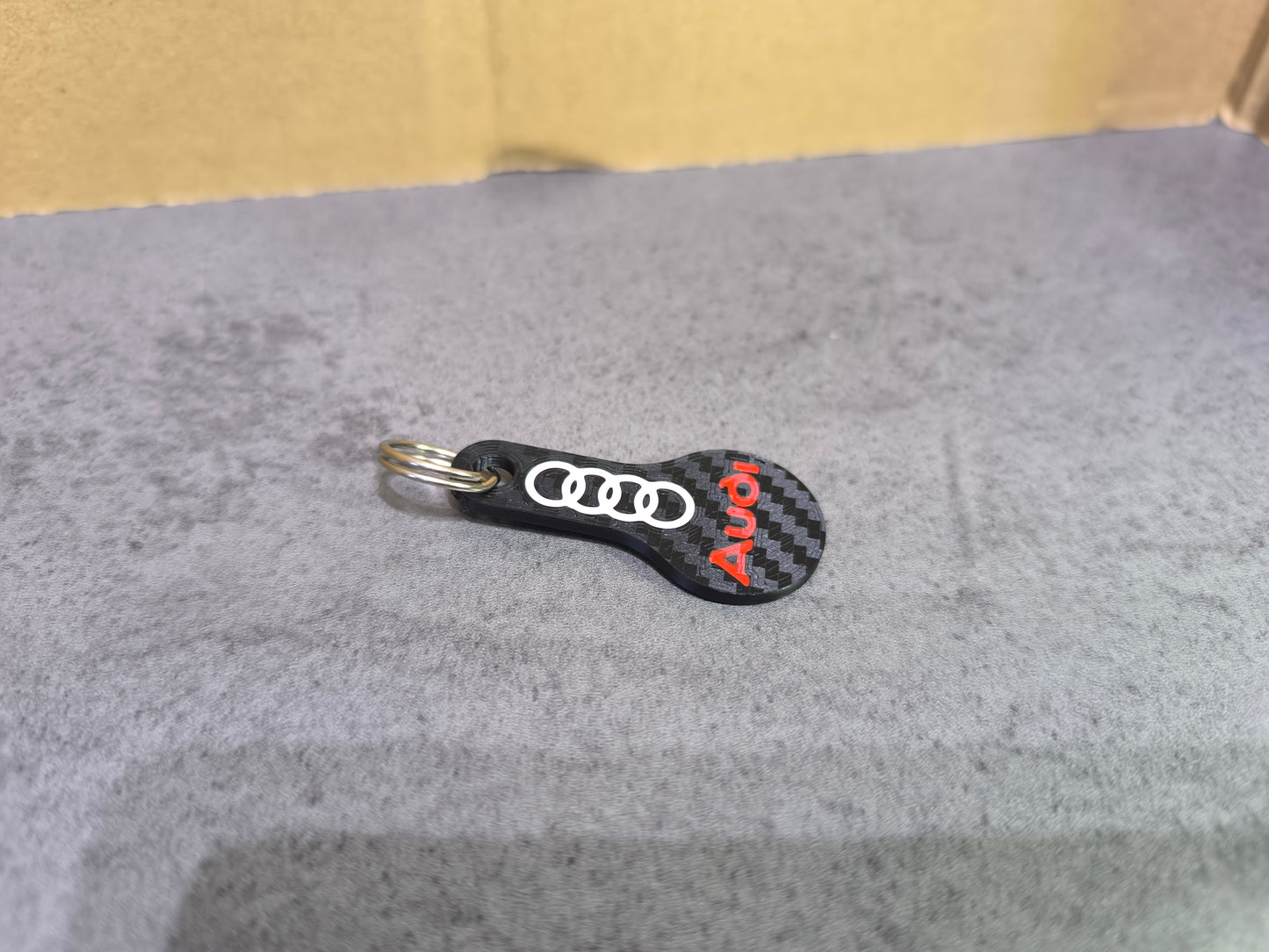 Audi Einkaufswagenchip in Carbon-Optik – Premium Schlüsselanhänger