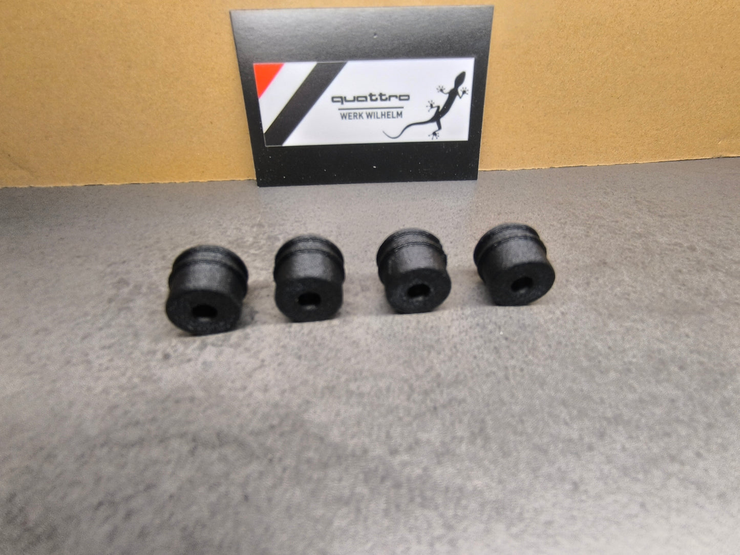 Audi  80/90/B3/B4/100/200/C3/C4 VW Isolierbuchse für Hupentaste / Halteclip für Prallplatte / 321419779A